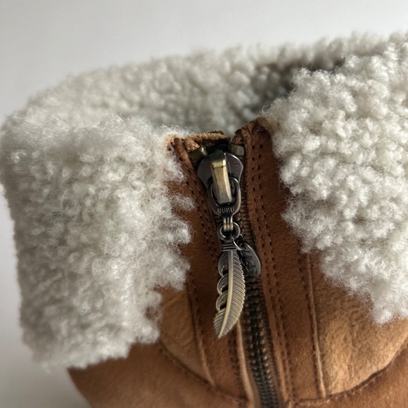 UGG Tan Suede Genuine Sheepskin Leather Heeled Ankle Boots size 10 - Picture 16 of 16